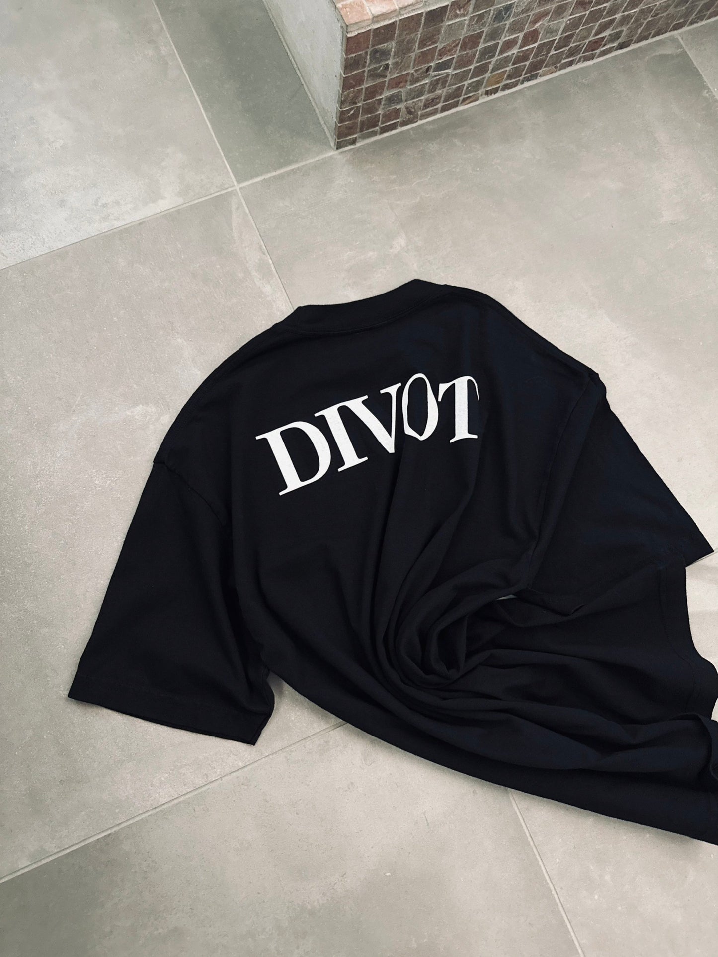 the Divot Original  - SHORT SLEEVE TEE (BLACK)